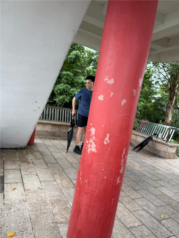 网友偶遇余承东户外爬山:整体着装十分休闲