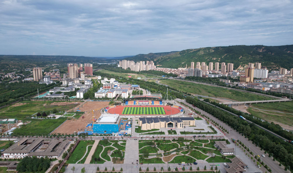 这是2026年8月18日拍摄的平凉市泾川县县城风光。新华社记者 陈斌 摄