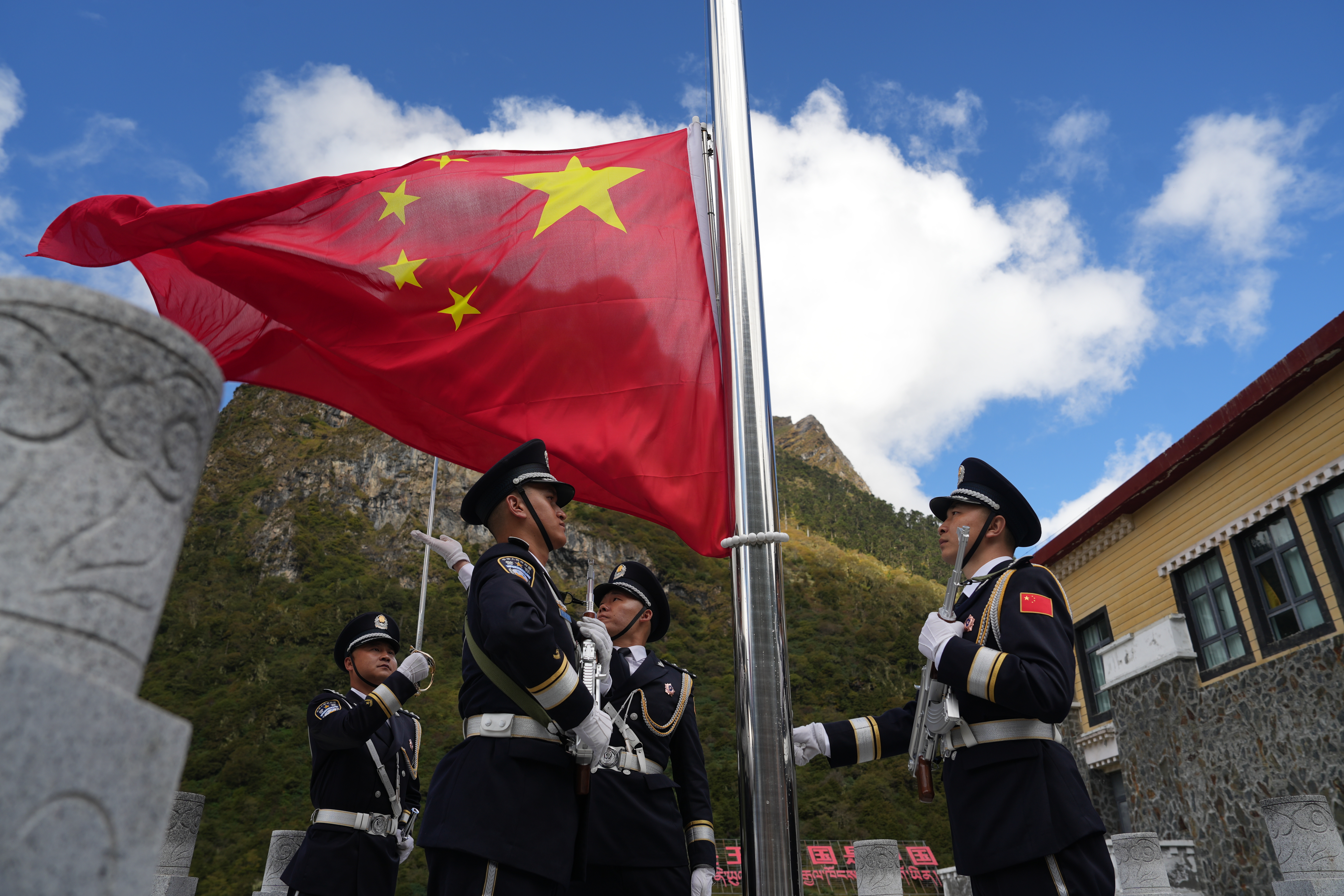 玉麦边境派出所国门护旗队首次在国庆节举行升旗仪式。徐道超 摄