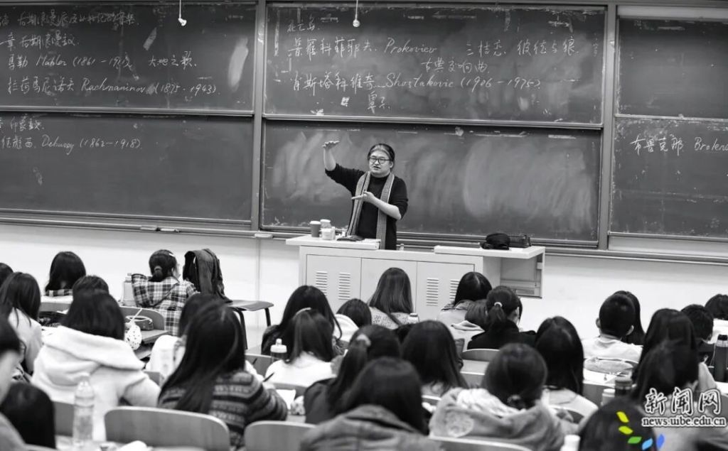 刘欢在对外经贸大学上课。对外经贸大学新闻网 图