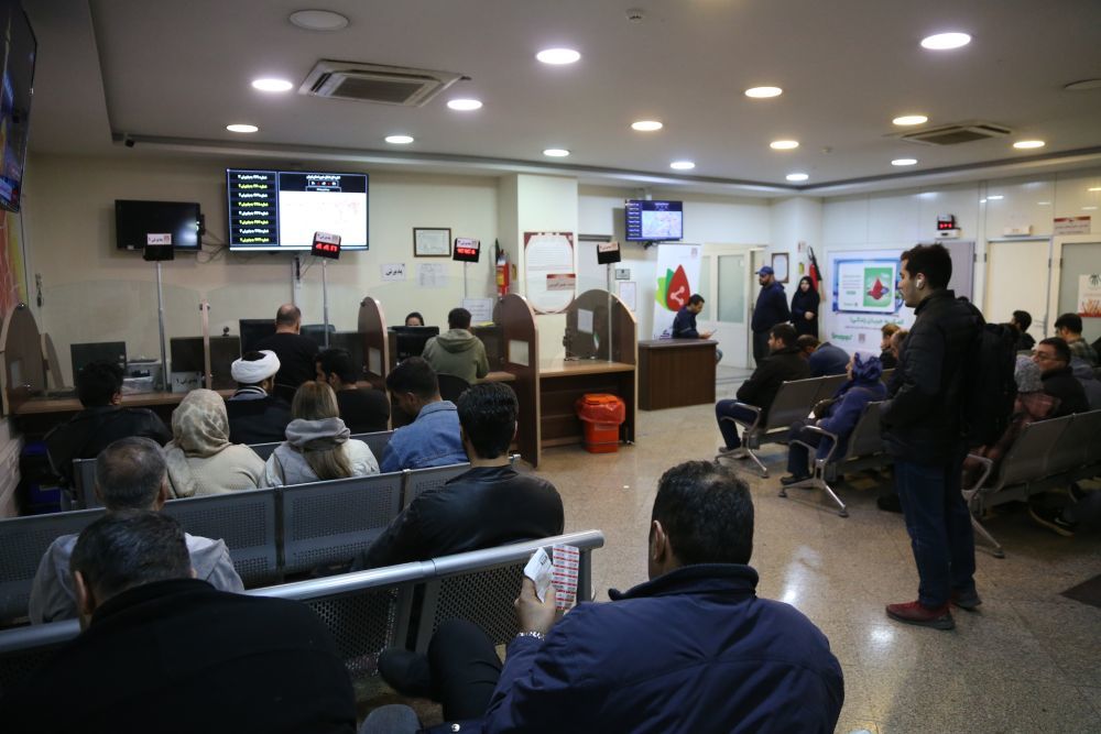 3月7日，民众在伊朗首都德黑兰一处血液中心等待献血。