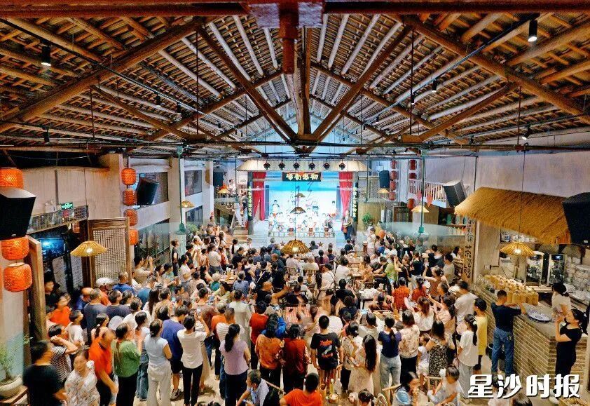 初恋茶馆内人气爆棚。章帝 摄