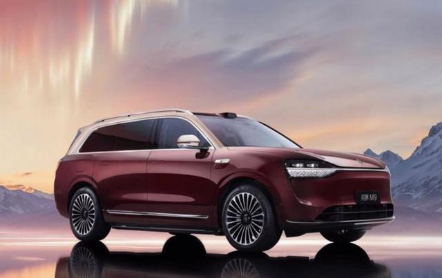 最近看到新款问界M9,第一眼就觉得这车气场特别足,不是那种刻意张扬的感觉,而是整体尺寸和线条带来的稳重感,让人不由得多看几眼-有驾