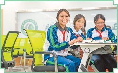 5月22日,拉萨北京实验中学学生通过视频连线,与北京的中学生一起上课,实时互动。