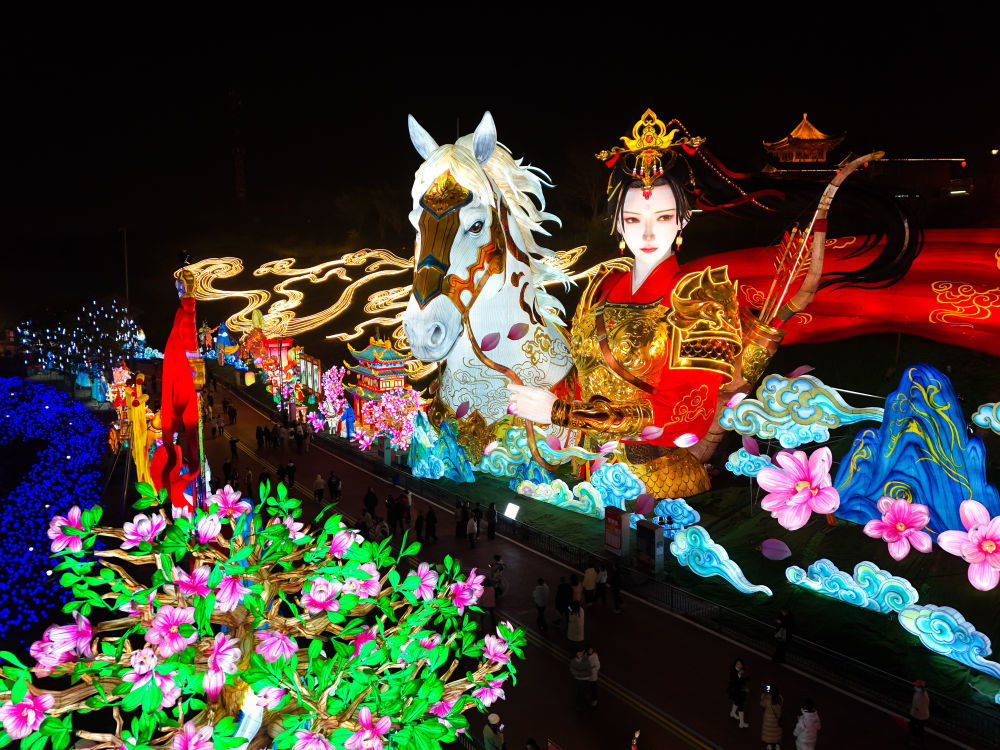 这是1月23日在四川省自贡市中华彩灯大世界拍摄的“木兰传奇”灯组(无人机照片)。新华社记者 王曦 摄