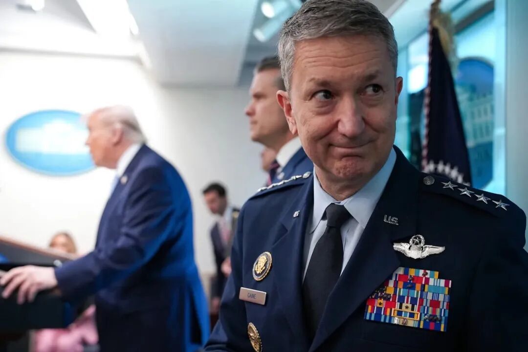 关键时刻，特朗普发了一个全世界猜不透的帖子