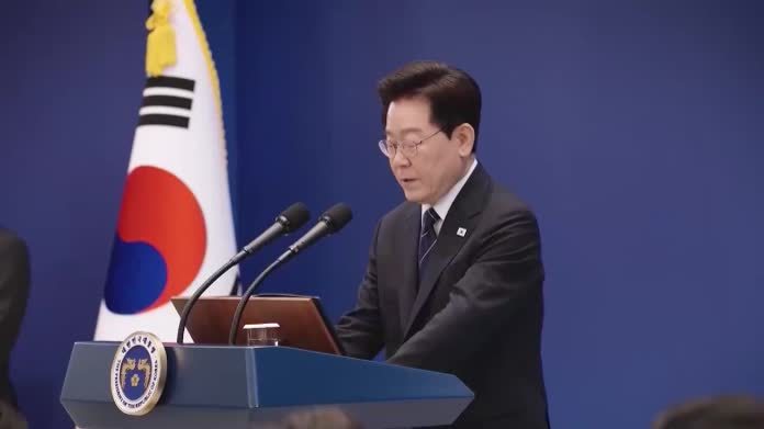民调连跌4周，李在明公开认错，4个麻烦缠身，青瓦台魔咒是真的？