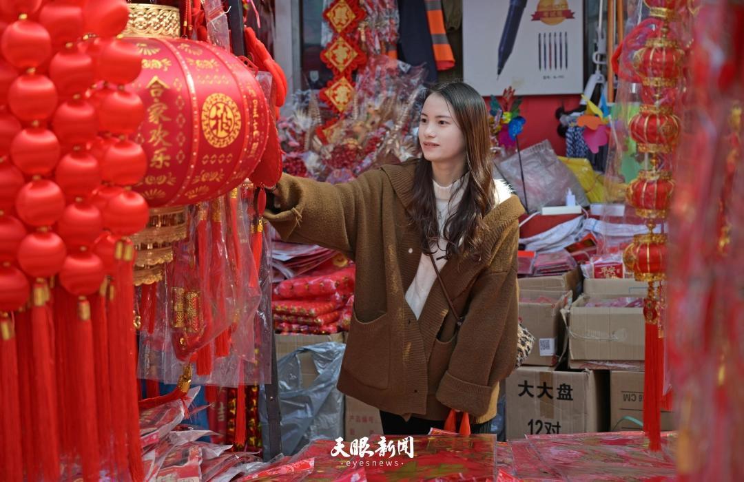 2月8日，在浙江省金华市务工的刘布在挑选带回家的年货。贵州日报天眼新闻记者 谢佳杰 摄.JPG