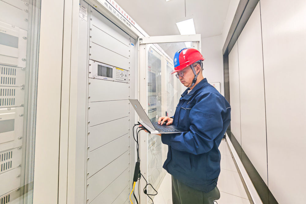 ↑ 2月16日，国网湖北超高压公司工作人员在宜昌500千伏安福变电站对设备进行巡检。新华社记者 肖艺九 摄