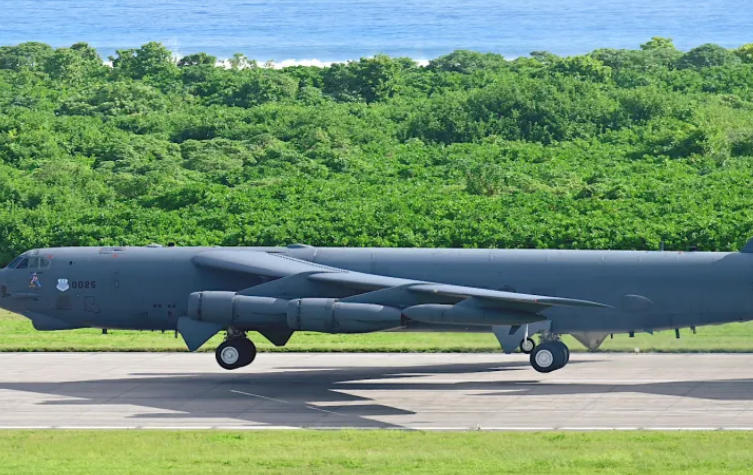 一架美军轰炸机在迪戈加西亚岛起降 美国空军