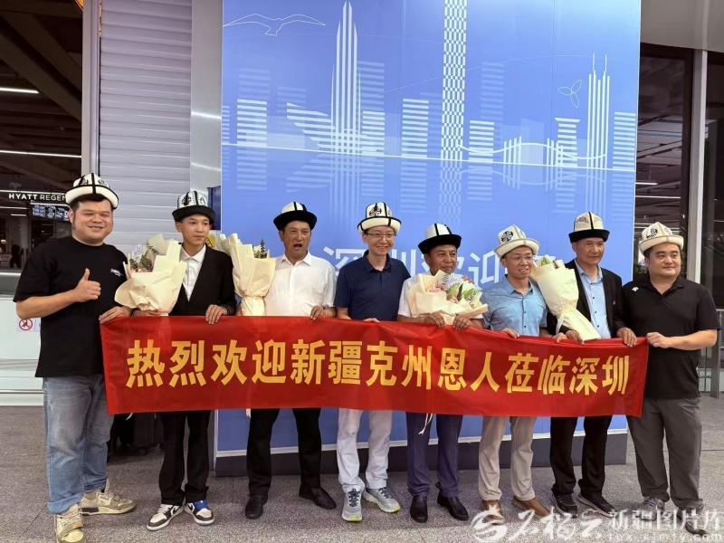 10月15日,在深圳宝安国际机场到达大厅,深圳摩友和新疆牧民朋友们拍了一张合影(从左到右依次为:林剑雄、阿卜杜拉·阿卜杜热伊木、阿伍提·亚森、余传仁、麦麦提萨伍提·亚森、卢鹏、阿卜杜热伊木·阿散和李凌峰)。 石榴云/新疆日报记者 郭倩摄