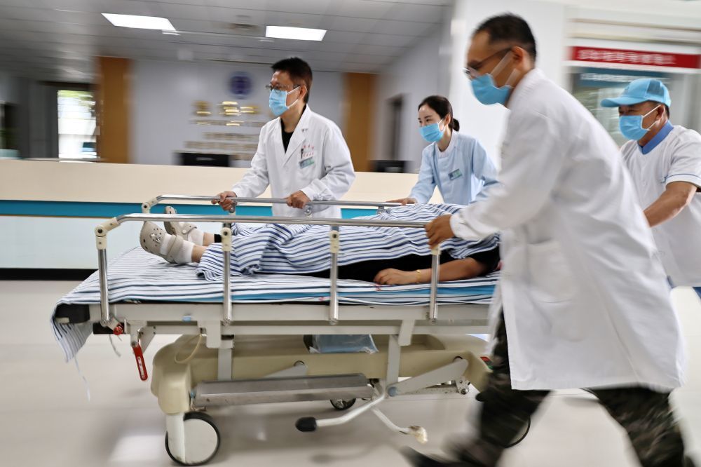 10月3日,在浙江省嘉兴市南湖区,海警医院急诊医学科医护人员接诊急救病人。新华社发(金鹏 摄)