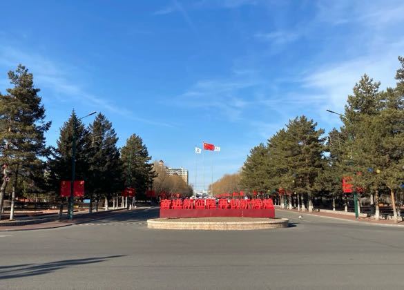 城市发展标语之一。王雅洁/摄。