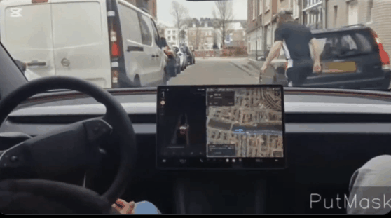 实测画面震撼真!马斯克:特斯拉自动驾驶已能识别手势信号 开车真能玩手机睡觉了