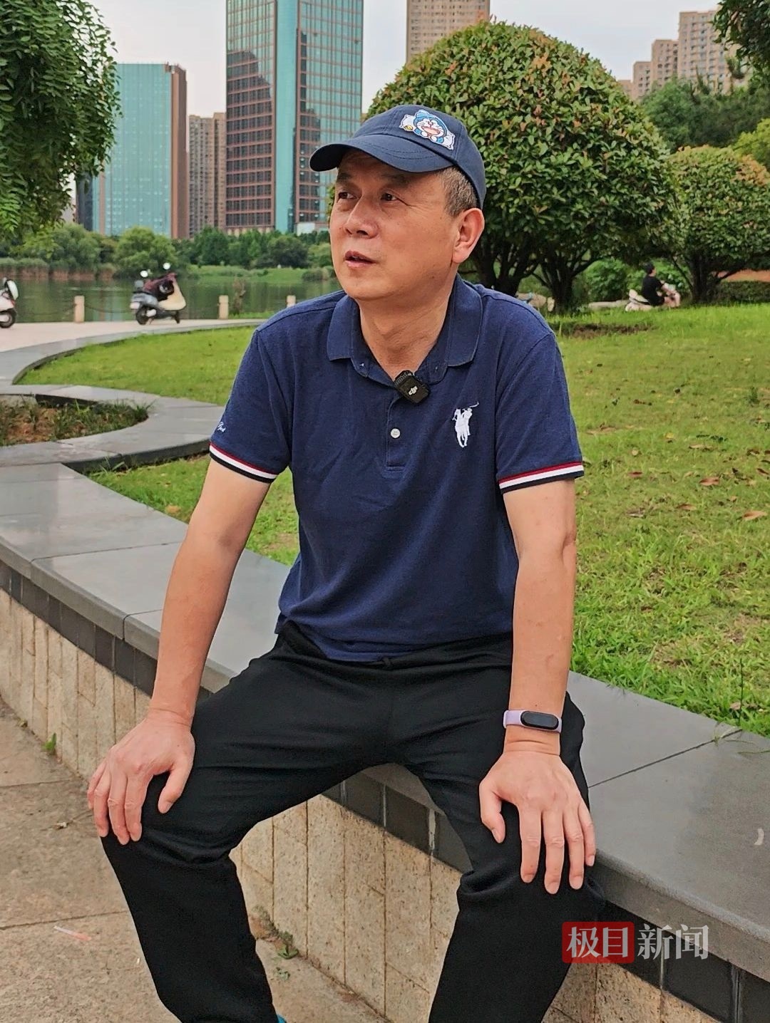 王文生接受记者采访（极目新闻记者现场拍摄）