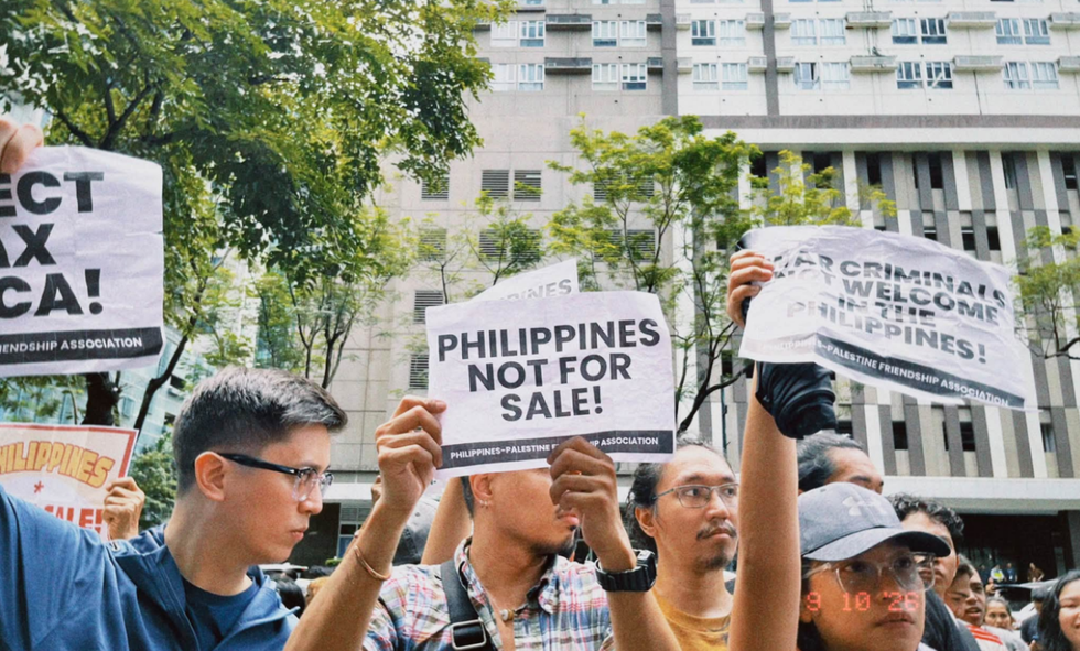 手持抗议标语的菲律宾民众。