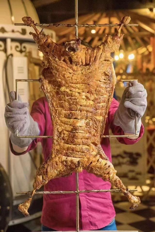 浙江某烤全羊餐厅的菜品 受访者供图