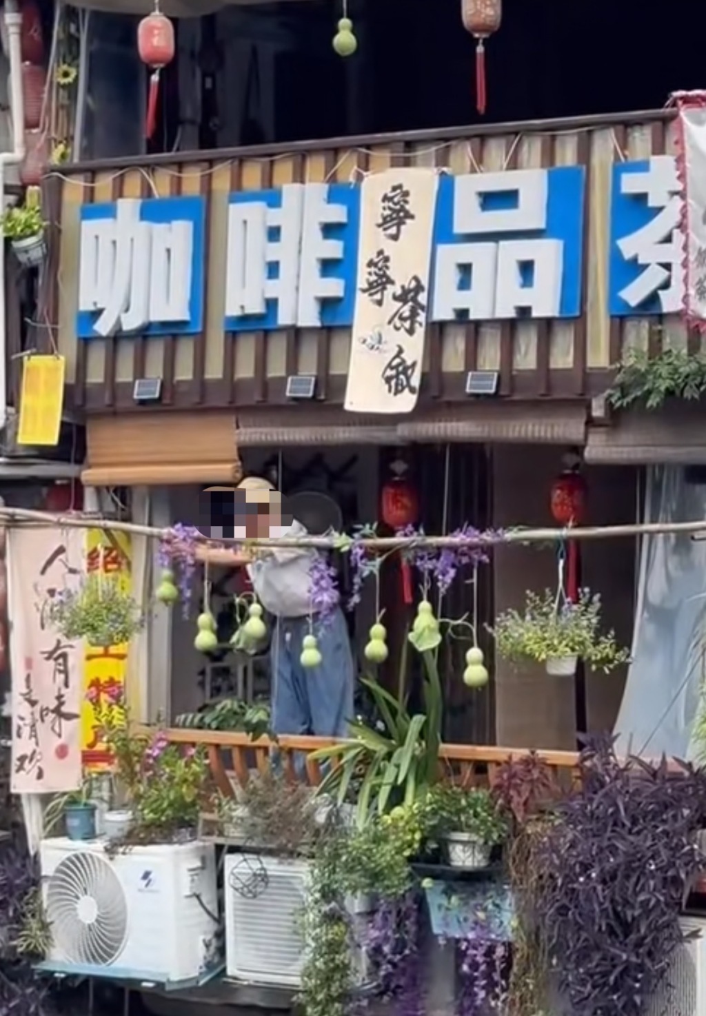 “葫芦爷爷”家隔壁的一家茶室在阳台悬挂起葫芦，复刻同款场景。网络截图