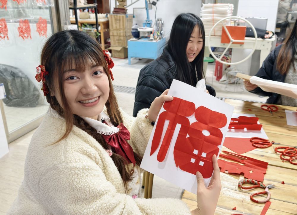 1月27日,台湾青年在石河子大学新疆非物质文化遗产研究中心体验剪纸。新华社记者 贺小童 摄