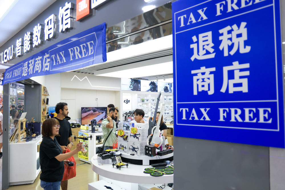 5月2日，外国游客在深圳华强电子世界一家店铺内选购商品。新华社记者 毛思倩 摄