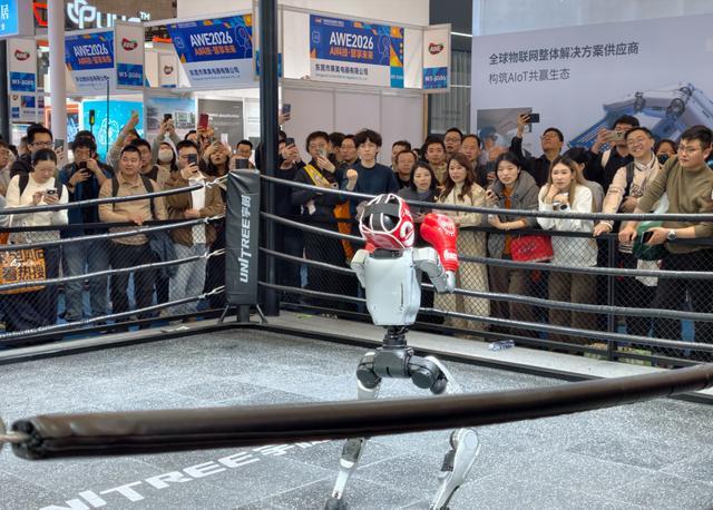 特斯拉不是最牛!这届AWE“狗”比“人”多,机器人到家了?