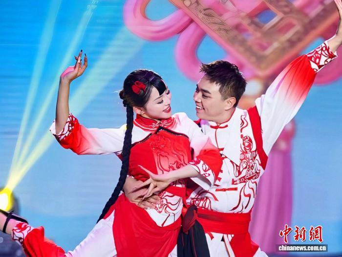 2月9日,顾家开(图右)表演陕北秧歌。汪帅 摄