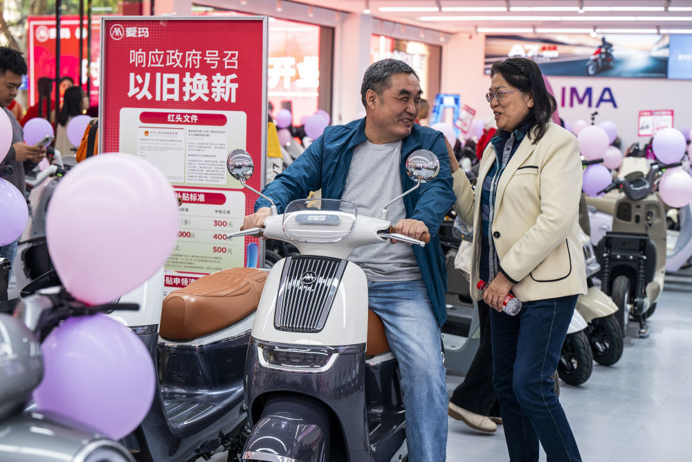 2025年3月21日，消费者在广西梧州市万秀区一家电动自行车销售门店选购电动自行车。新华社发（何华文 摄）