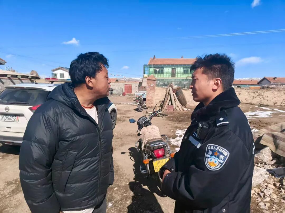 图|2024年5月,额旺格拉在若尔盖县麦溪乡调解婚恋纠纷。