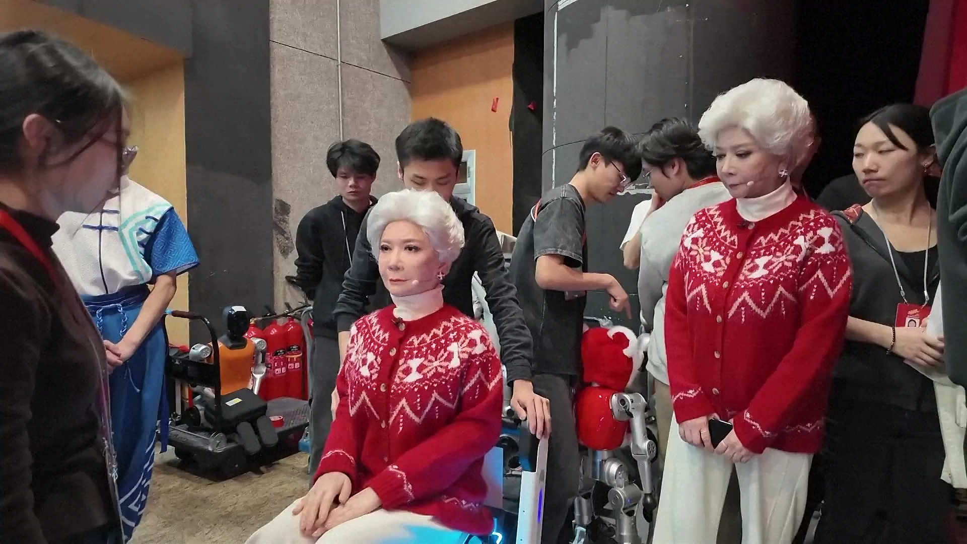 机器人集体亮相春晚后:“假蔡明”被送给了真蔡明,“春晚版熊猫”拍出近6万元高价