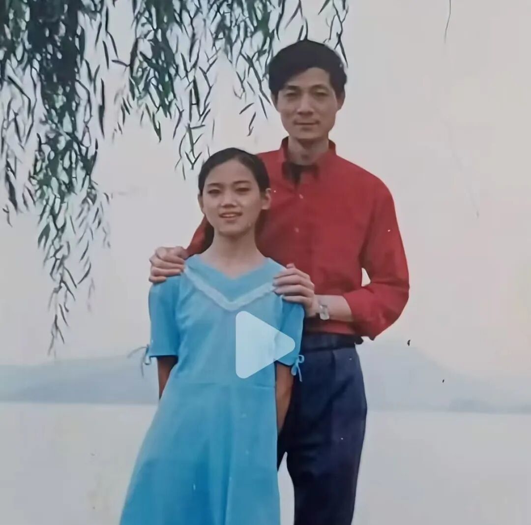 马晴小时候和父亲在西湖合影。(图/小红书@马晴又一个大晴天)