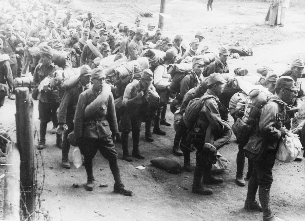 这是中国远征军1944年第二次出征时俘虏的日军。新华社发