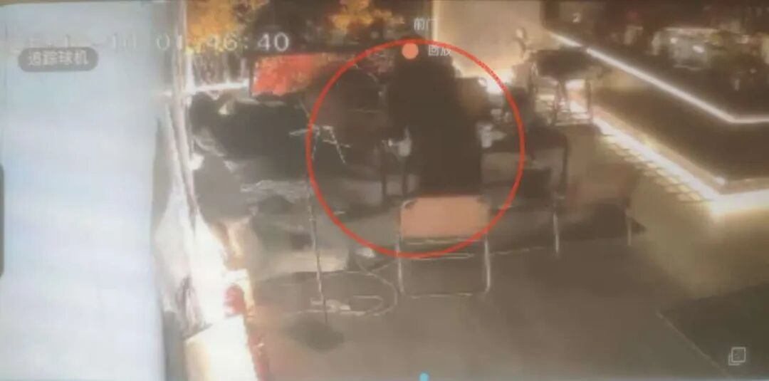 ▲女店员添酒的镜头