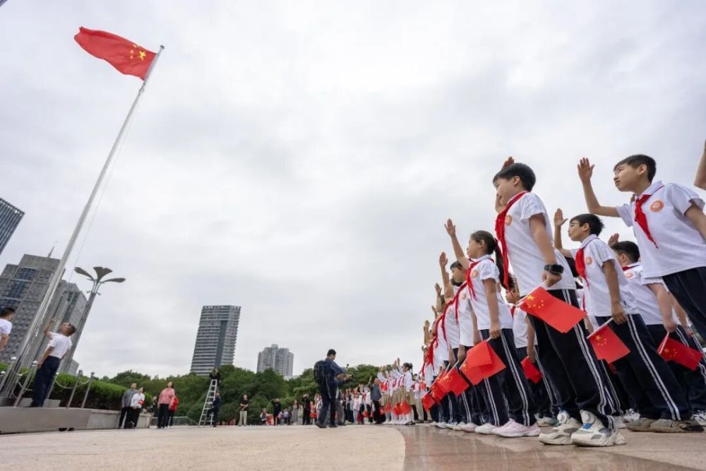10月1日,湖北省武昌实验中学沙湖学校学生在武汉洪山广场参加升国旗仪式。新华社记者 肖艺九 摄
