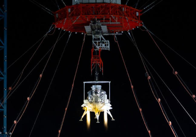 揽月月面着陆器在地外天体着陆试验场进行测试 新华社