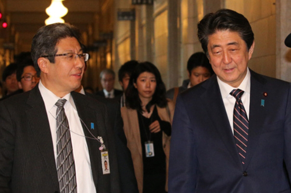 2019年，今井尚哉（左）和安倍晋三（右）走在一起。 《朝日新闻》