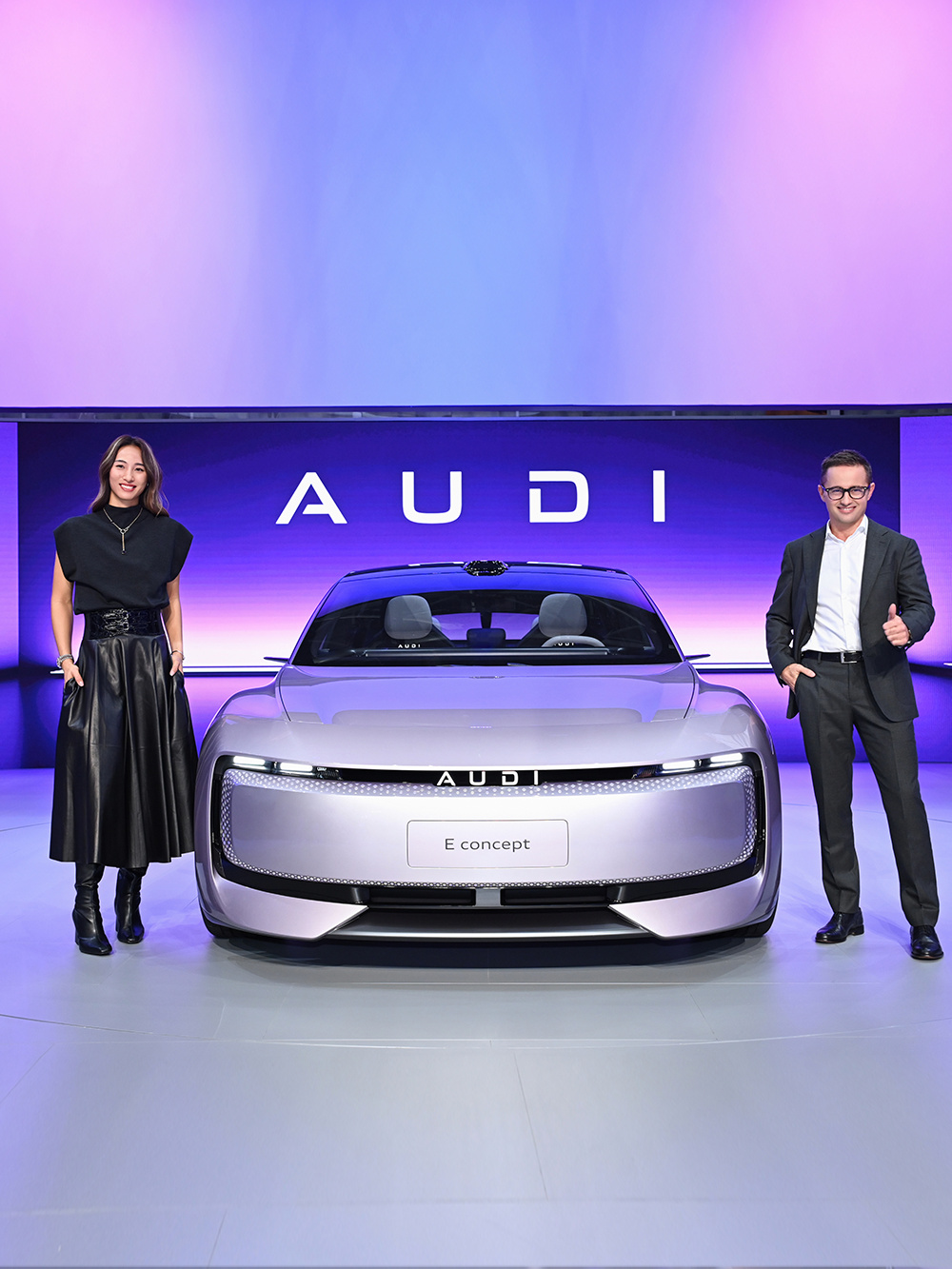 郑钦文（左）与AUDI首款概念车合影