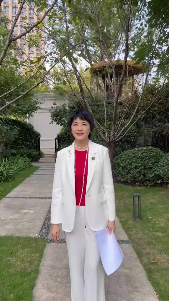 吴艳妮：允许自己做自己，为跨栏而生的人 曾经她的妆容、她的动作都被放大来看，被喊着“退役”“去进军娱乐圈”……从前那个总在战斗的女孩，卸下了铠甲。原来真正的强大不是永远紧绷，而是敢松手，她说自己学会了