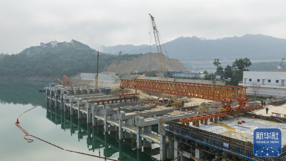 ↑ 2月24日,工人在珠江航运云南富宁港建设工程码头预制纵梁架设现场作业(无人机照片)。新华社发(熊平祥摄)