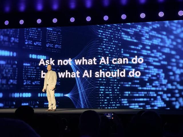 刚刚,荣耀人形机器人热舞亮相欧洲!全球第一个“机器人手机”真机首秀