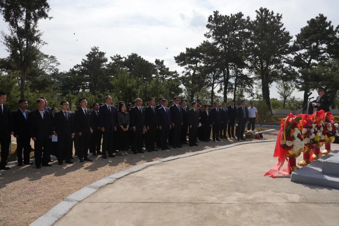 中国驻朝大使馆祭扫志愿军烈士陵园 大使诵读祭文
