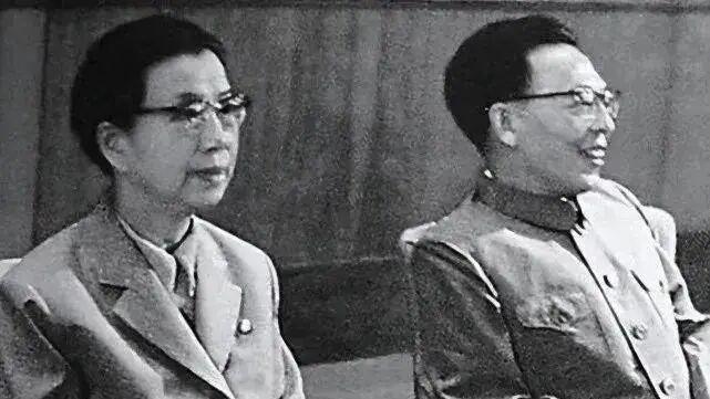 张春桥的两大靠山是谁？被判死刑，为何能成四人中的长寿者