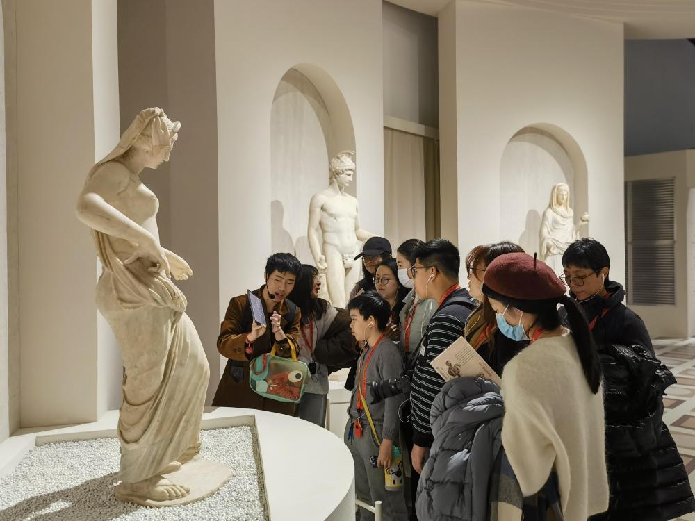 2026年1月3日，人们在世博会博物馆观看“罗马 罗马：从奥林匹斯到卡皮托利”展览。新华社记者 陈爱平 摄