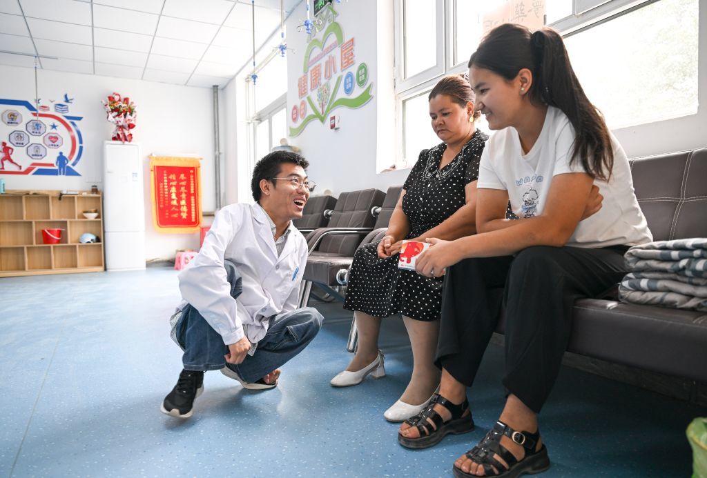 2026年7月27日，李创业在诊所为一位听障村民诊治时，和她的女儿聊天，嘱咐其“好好学习，多关心父母”。