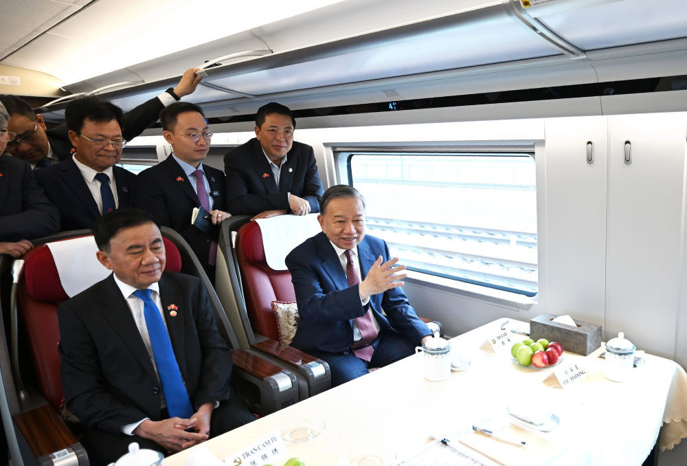 4月16日，越共中央总书记、国家主席苏林乘高铁离开北京，启程前往广西，继续在中国的访问行程。新华社记者 戴天放 摄