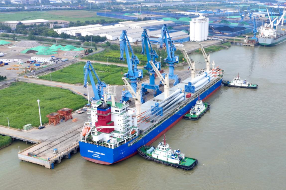 图为扬州港内风电设备正在装船。（受访者供图）