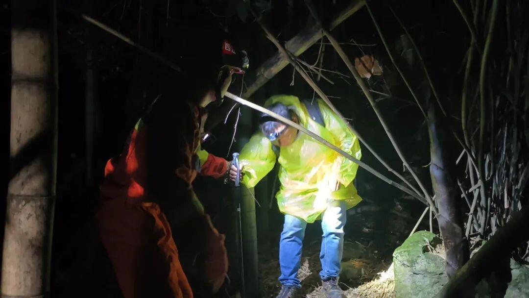 △4月18日，江西九江两名男子外出登山，下山时因手机电量耗尽，不慎迷路被困深山，后报警求助。