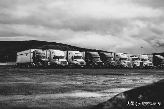 多辆重型卡车 &middot; 黑白风格下停放在空地上的多辆重型卡车