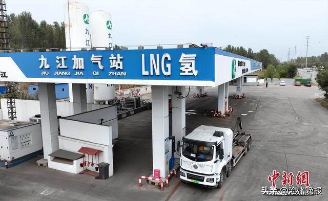 9月24日，河北迁安，燃料电池车厢可卸式垃圾车在一座加氢站内加注氢气。河北迁安依托钢铁焦化产业产生的焦炉煤气，提纯回收工业副产氢，转化为清洁能源，探索重工业城市绿色低碳转型路径。(无人机照片)中新网记者 翟羽佳 摄