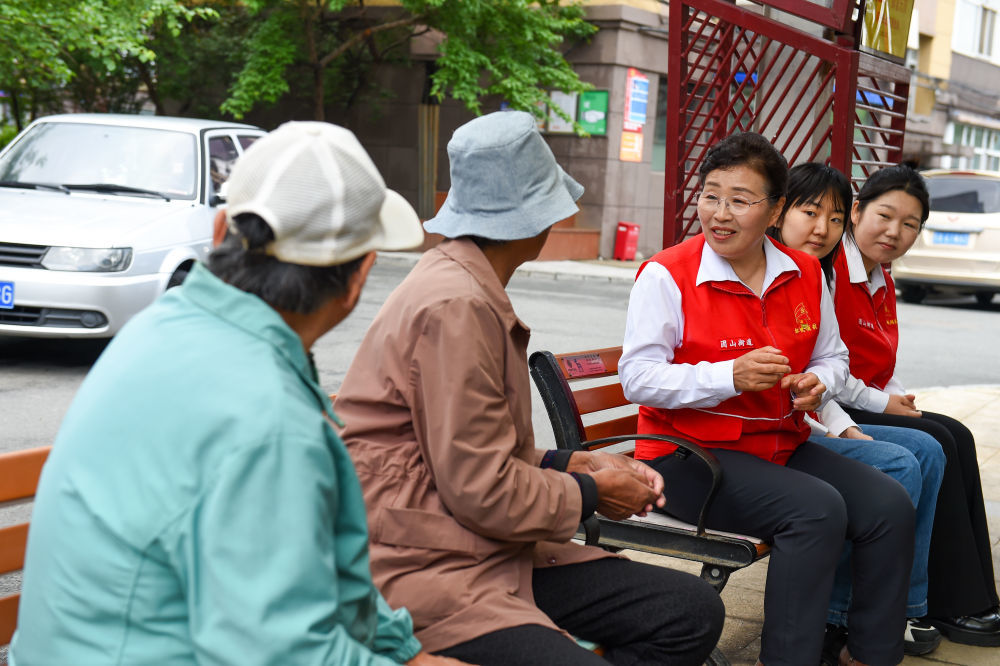 2026年6月9日，“七一勋章”获得者、吉林省长春市长山花园社区党委第一书记吴亚琴（左三）与居民聊天。吴亚琴扎根邻里，始终把居民当亲人、把社区当家园，社区面貌焕然一新。新华社记者 张楠 摄