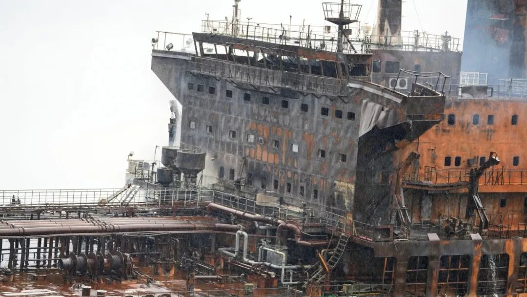 ▲上周在伊拉克隔邻海域遭到遑急的一艘异邦油轮。（图源：路透社）